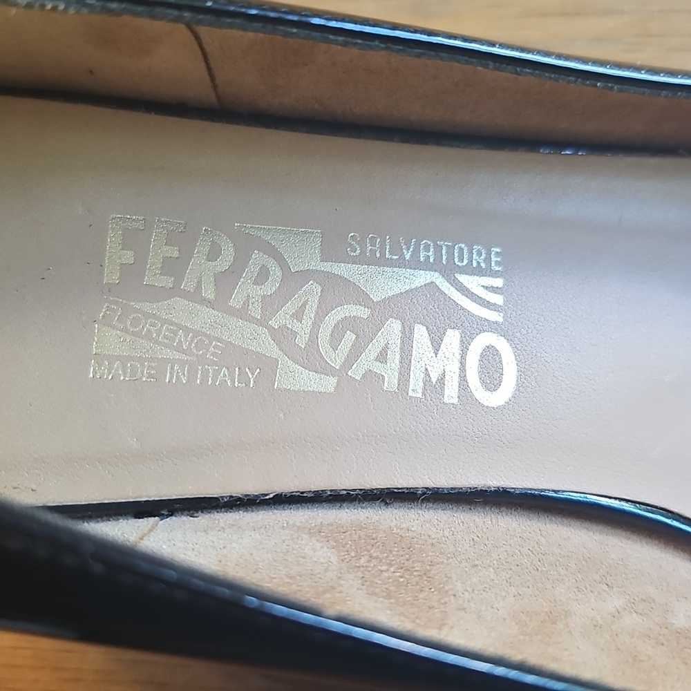 Salvatore Ferragamo Ebony & Ivory Trimmed Low Heeled Pumps Size 9.5, B width - Picture 8 of 13